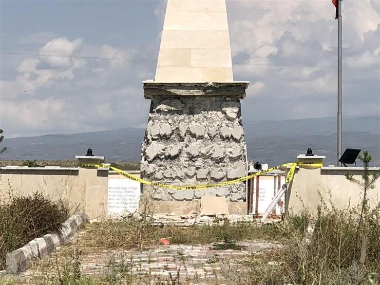 Karsta şehitler anıtına saldırı