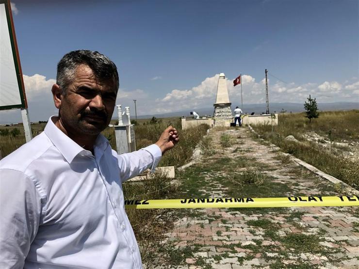 Karsta şehitler anıtına saldırı