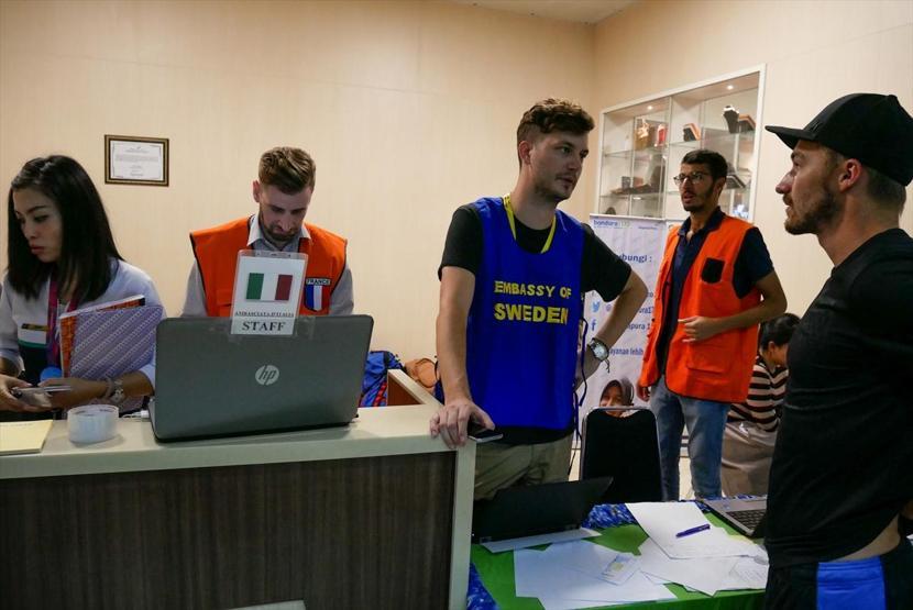 Endonezyadaki deprem sonrası turistler havalimanında sabahladı