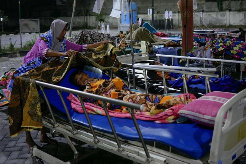 Endonezyadaki deprem sonrası turistler havalimanında sabahladı