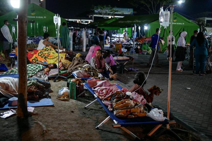 Endonezyadaki deprem sonrası turistler havalimanında sabahladı