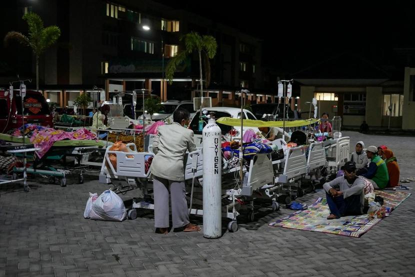 Endonezyadaki deprem sonrası turistler havalimanında sabahladı