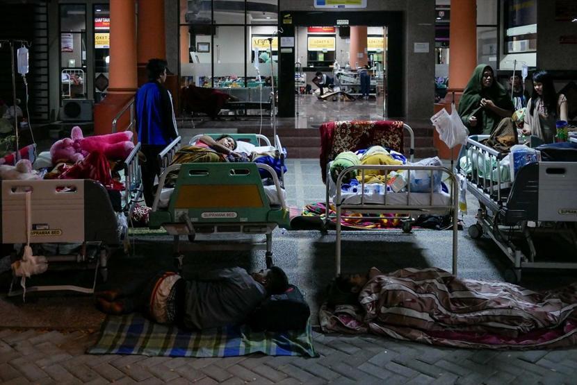 Endonezyadaki deprem sonrası turistler havalimanında sabahladı