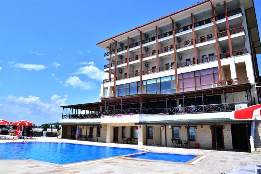 Otelin havuzuna giren personelini korudu, binlerce beğeni aldı