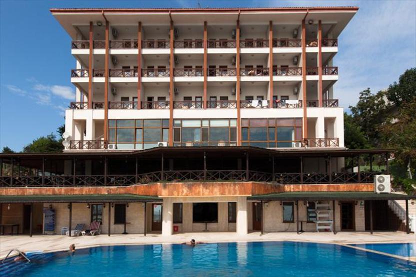 Otelin havuzuna giren personelini korudu, binlerce beğeni aldı