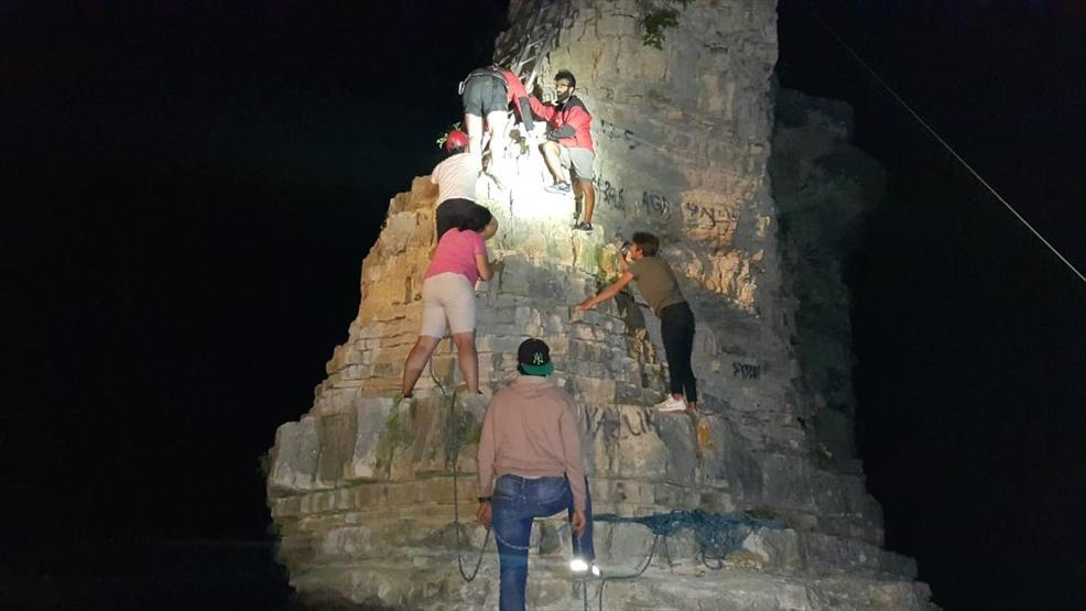 Denize atlamak için çıktı, kayalıkta mahsur kaldı