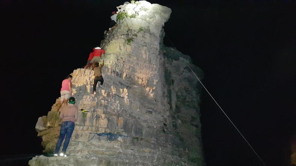 Denize atlamak için çıktı, kayalıkta mahsur kaldı