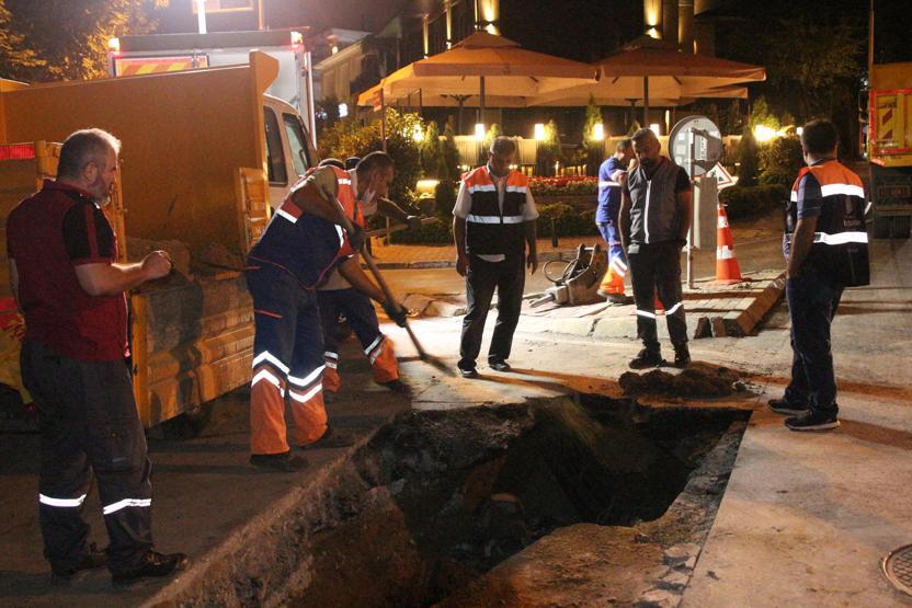 Çöken yolu sabaha kadar onardılar