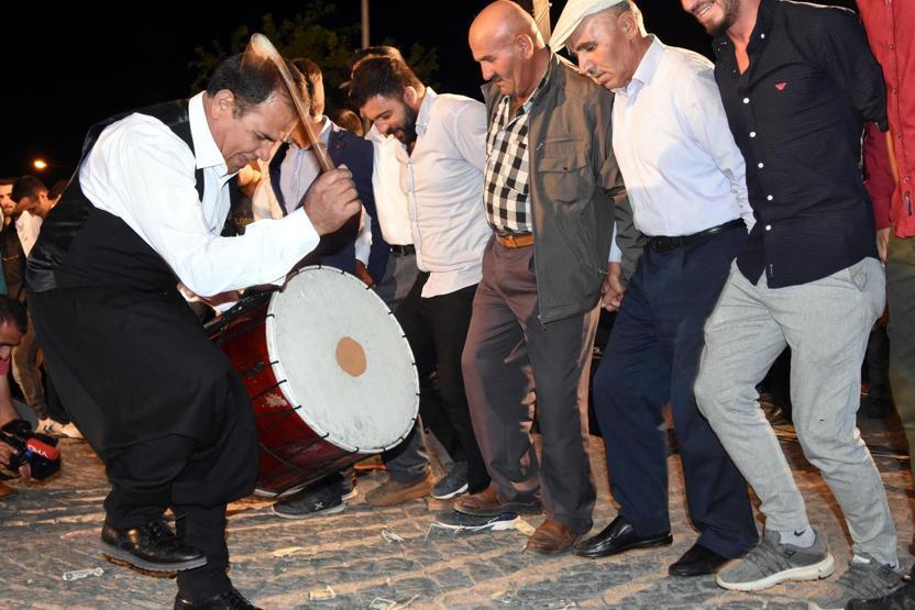 Vanda dolara tepki halayı