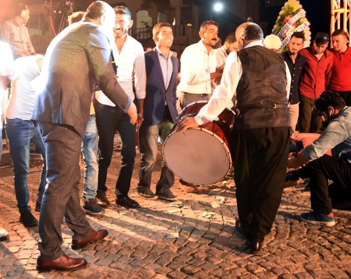 Vanda dolara tepki halayı