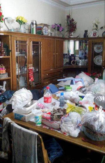 Çeyiz almak için 10 kamyon çöp biriktirmiş