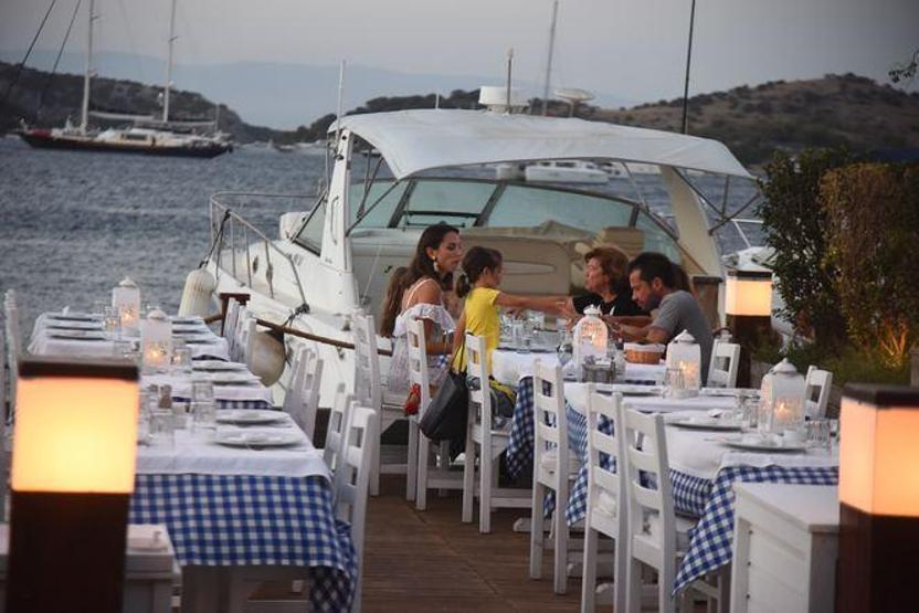 Ece ve Ozan Doğulu Bodrum’da
