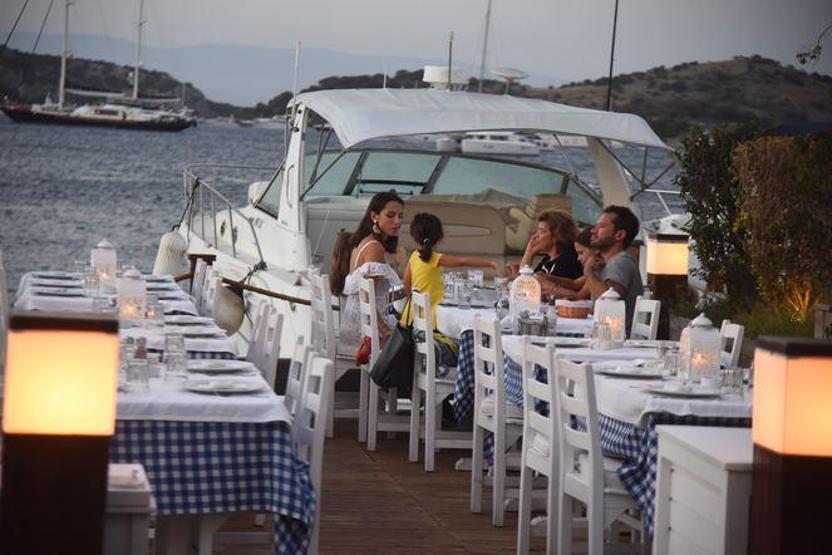 Ece ve Ozan Doğulu Bodrum’da