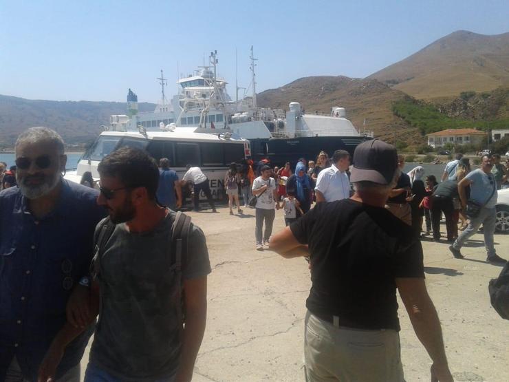 Gökçeadada karaya oturan feribottan kareler
