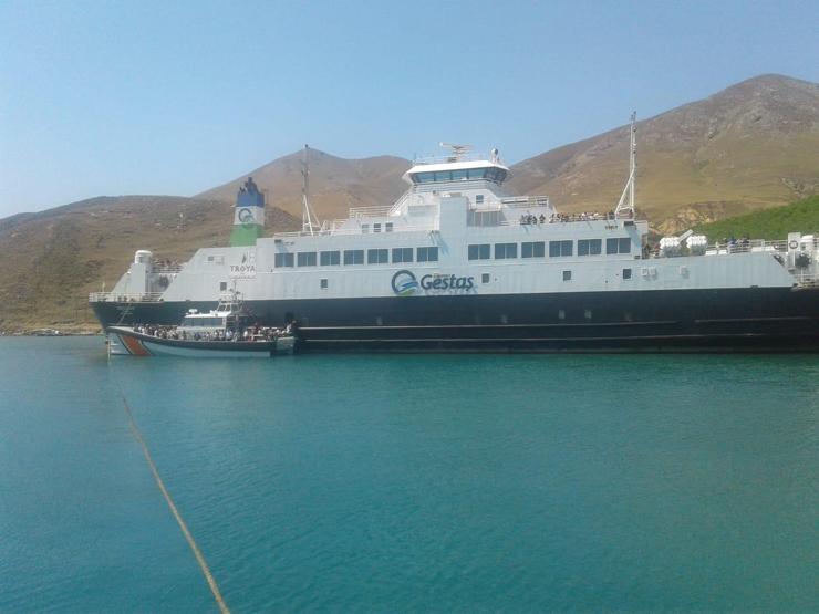 Gökçeadada karaya oturan feribottan kareler