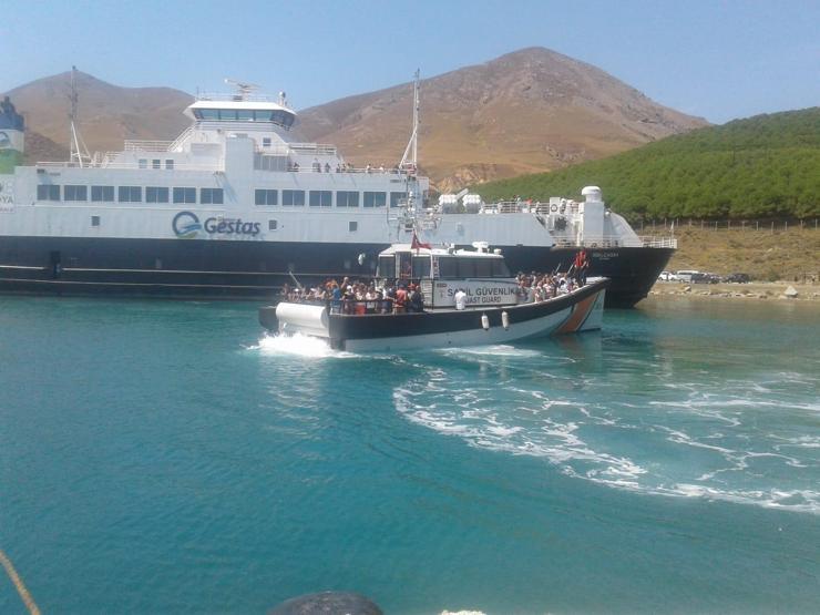 Gökçeadada karaya oturan feribottan kareler
