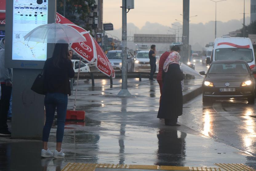 Vatandaşlar yağmura hazırlıksız yakalandı