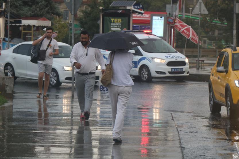 Vatandaşlar yağmura hazırlıksız yakalandı
