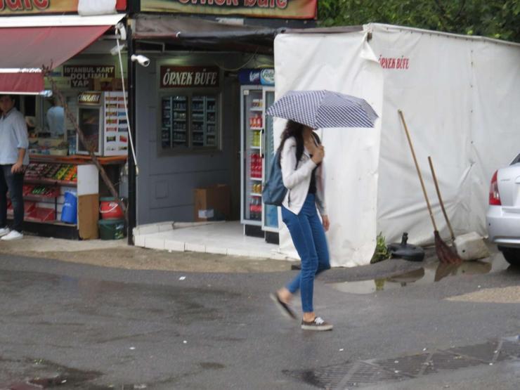 Vatandaşlar yağmura hazırlıksız yakalandı