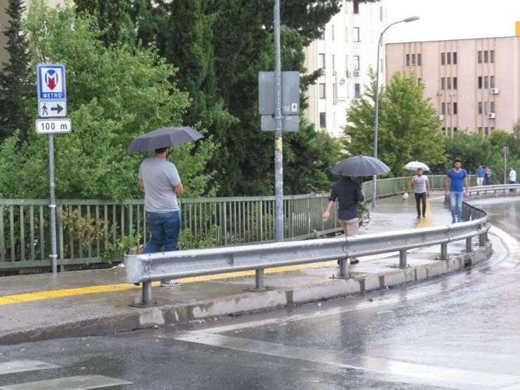 Vatandaşlar yağmura hazırlıksız yakalandı