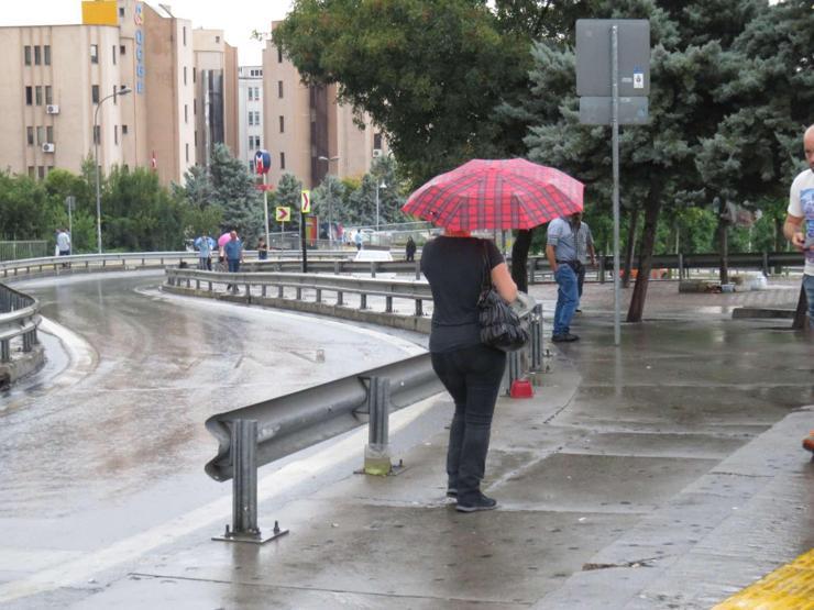 Vatandaşlar yağmura hazırlıksız yakalandı
