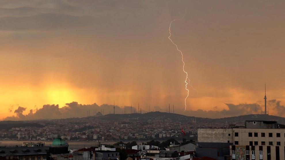 Vatandaşlar yağmura hazırlıksız yakalandı