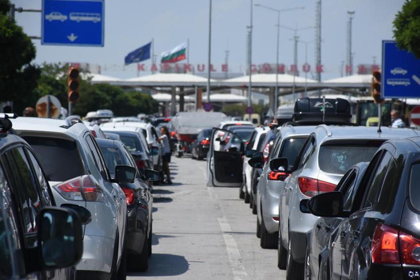 Kapıkulede yoğunluk; araç kuyruğu gümrük dışına taştı