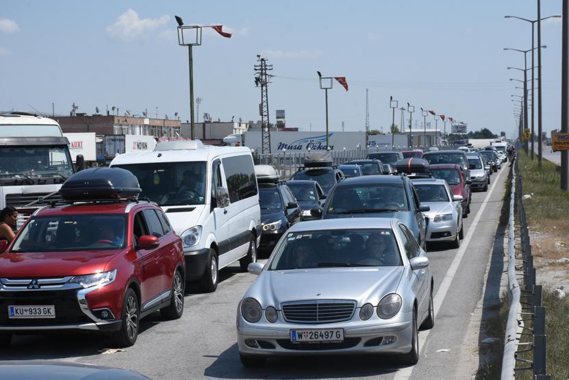 Kapıkulede yoğunluk; araç kuyruğu gümrük dışına taştı