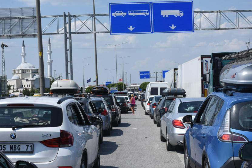 Kapıkulede yoğunluk; araç kuyruğu gümrük dışına taştı