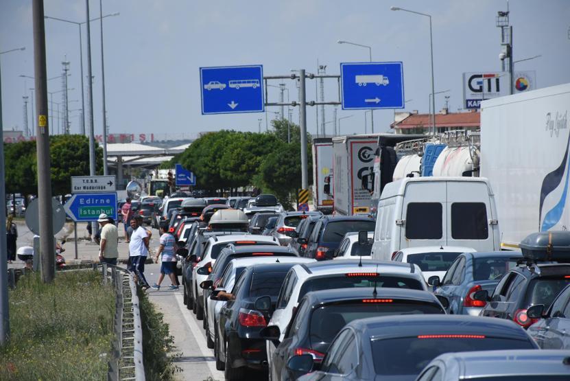 Kapıkulede yoğunluk; araç kuyruğu gümrük dışına taştı
