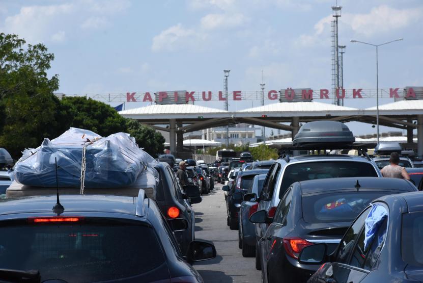Kapıkulede yoğunluk; araç kuyruğu gümrük dışına taştı