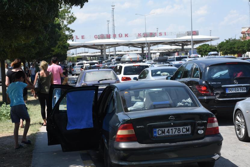Kapıkulede yoğunluk; araç kuyruğu gümrük dışına taştı