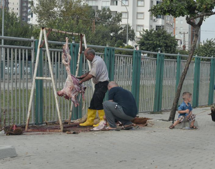 Yasak dinlemediler kaldırımda kestiler