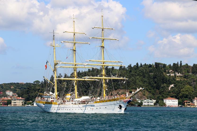 Dünyada sadece 5 tane olan gemi İstanbulda görüldü