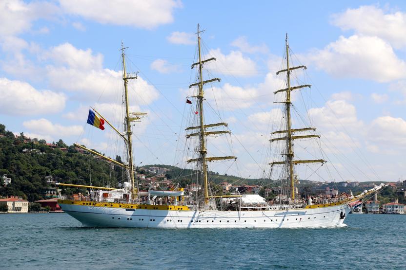 Dünyada sadece 5 tane olan gemi İstanbulda görüldü