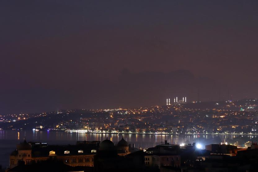 Çamlıca Camiinin minareleri aydınlatıldı