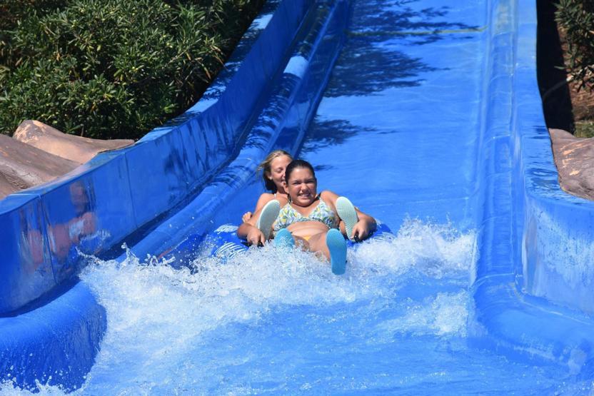 Tatilciler su parklarına akın etti