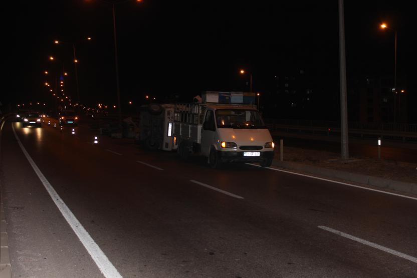 Arı kovanı yüklü kamyonet devrildi, kimse yanına yaklaşamadı