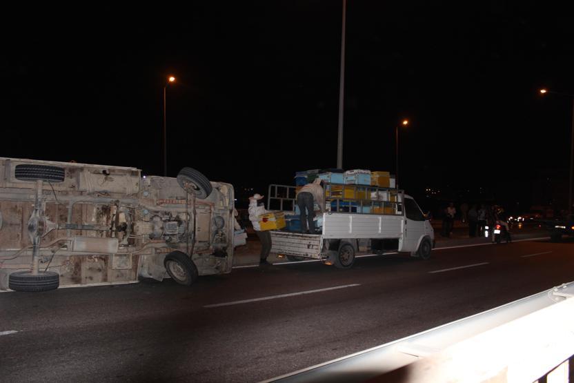 Arı kovanı yüklü kamyonet devrildi, kimse yanına yaklaşamadı