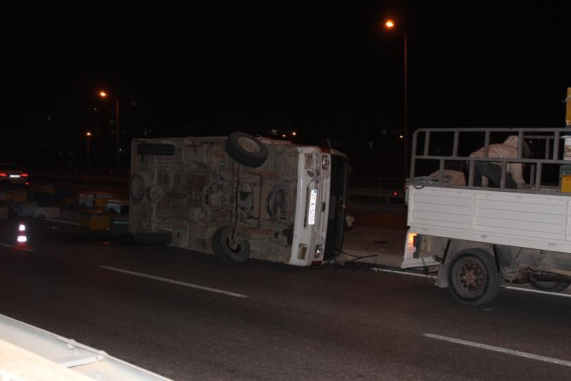Arı kovanı yüklü kamyonet devrildi, kimse yanına yaklaşamadı