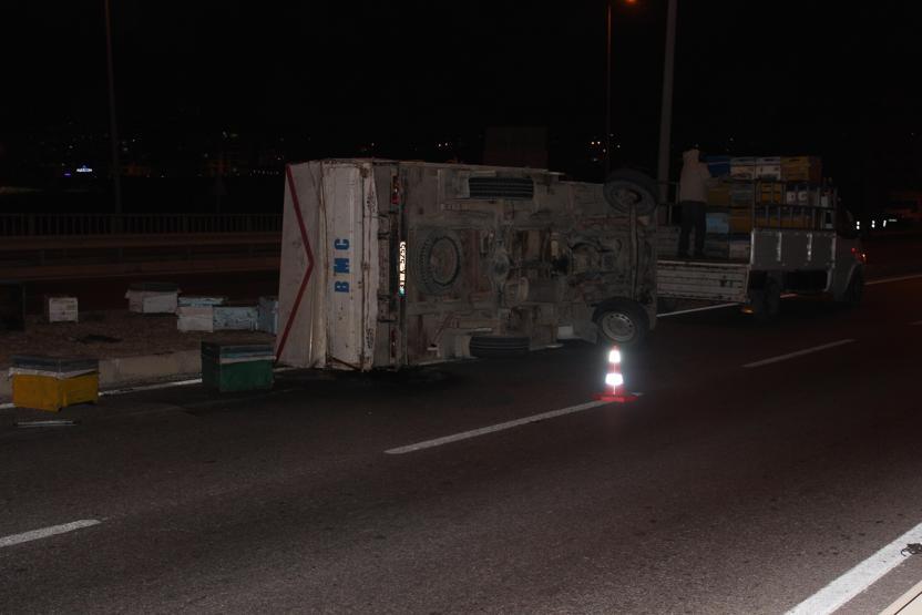 Arı kovanı yüklü kamyonet devrildi, kimse yanına yaklaşamadı