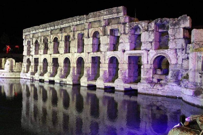 2 bin yıllık Roma Hamamı gece görüntüsüyle göz kamaştırdı