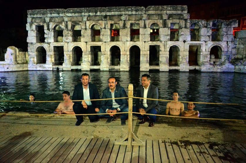 2 bin yıllık Roma Hamamı gece görüntüsüyle göz kamaştırdı