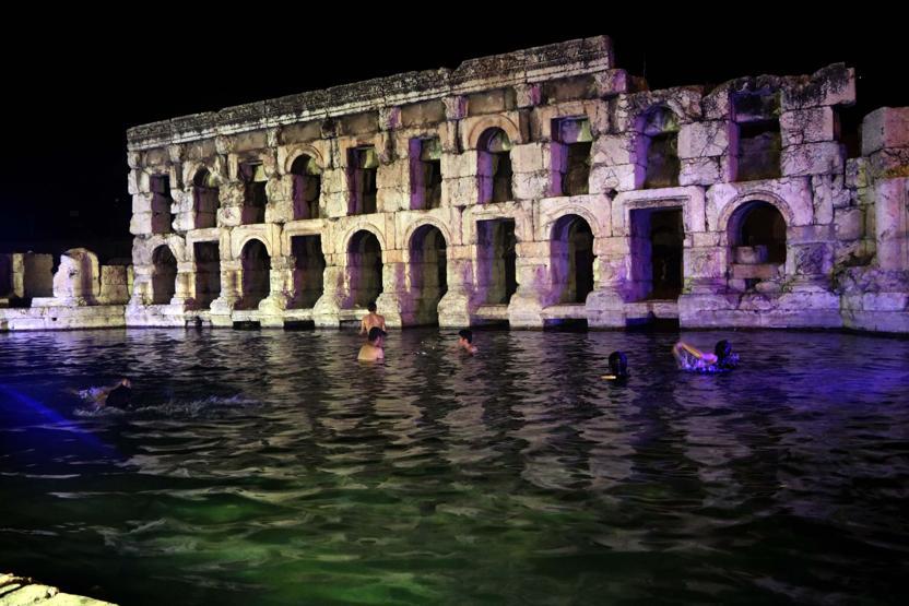 2 bin yıllık Roma Hamamı gece görüntüsüyle göz kamaştırdı