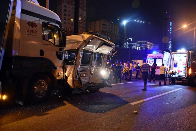 Hasta ziyaretinden dönüyorlardı TIRla çarpıştılar