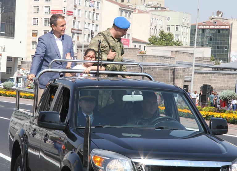 Ugandalı Abdulkerim zeybek oynadı