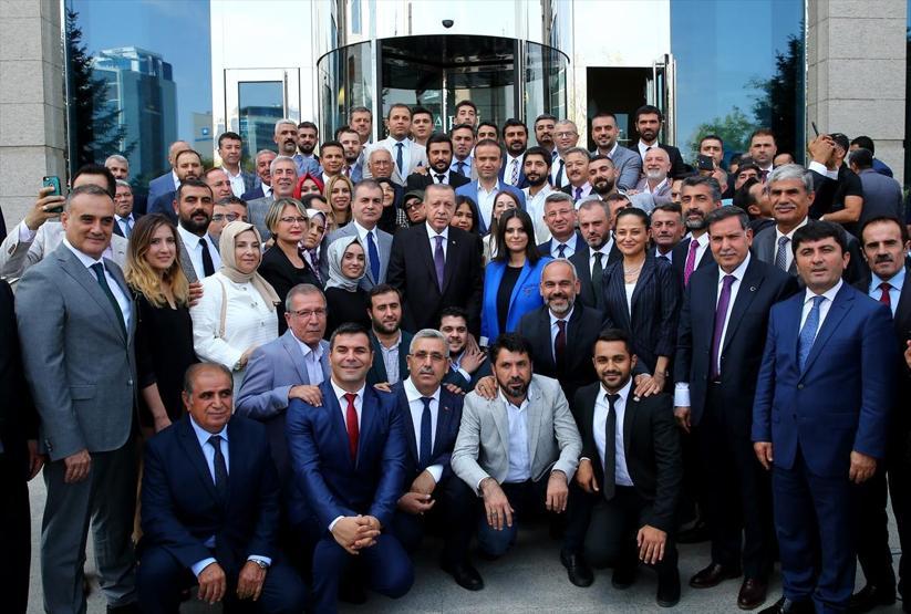 Erdoğan, AK Parti Adana teşkilatı ile hatıra fotoğrafı çektirdi