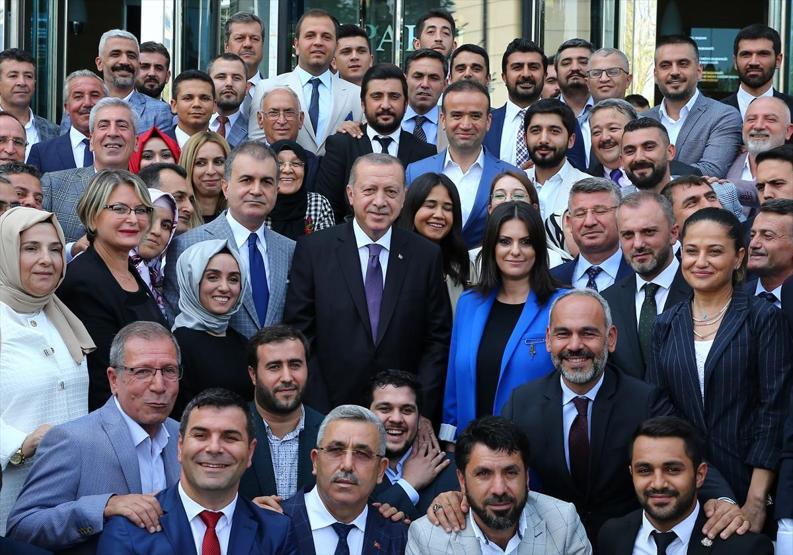 Erdoğan, AK Parti Adana teşkilatı ile hatıra fotoğrafı çektirdi