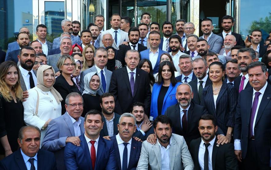 Erdoğan, AK Parti Adana teşkilatı ile hatıra fotoğrafı çektirdi