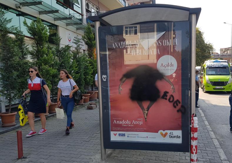 Afişteki erkek dansçıyı boyadılar, edep yazdılar